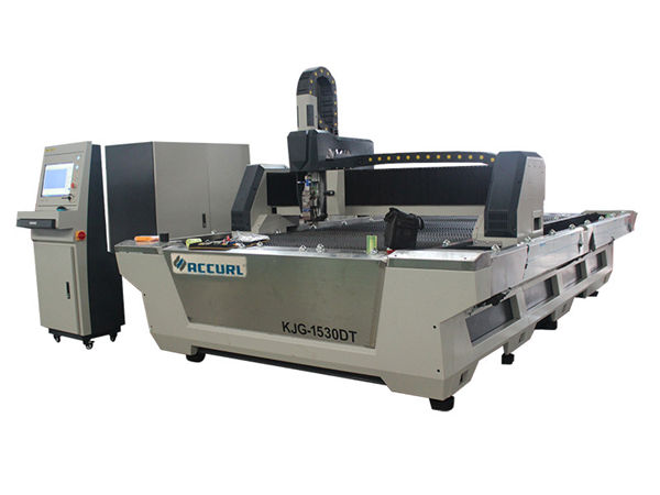 machine de découpe laser fibre avec capot de protection et table d'échange